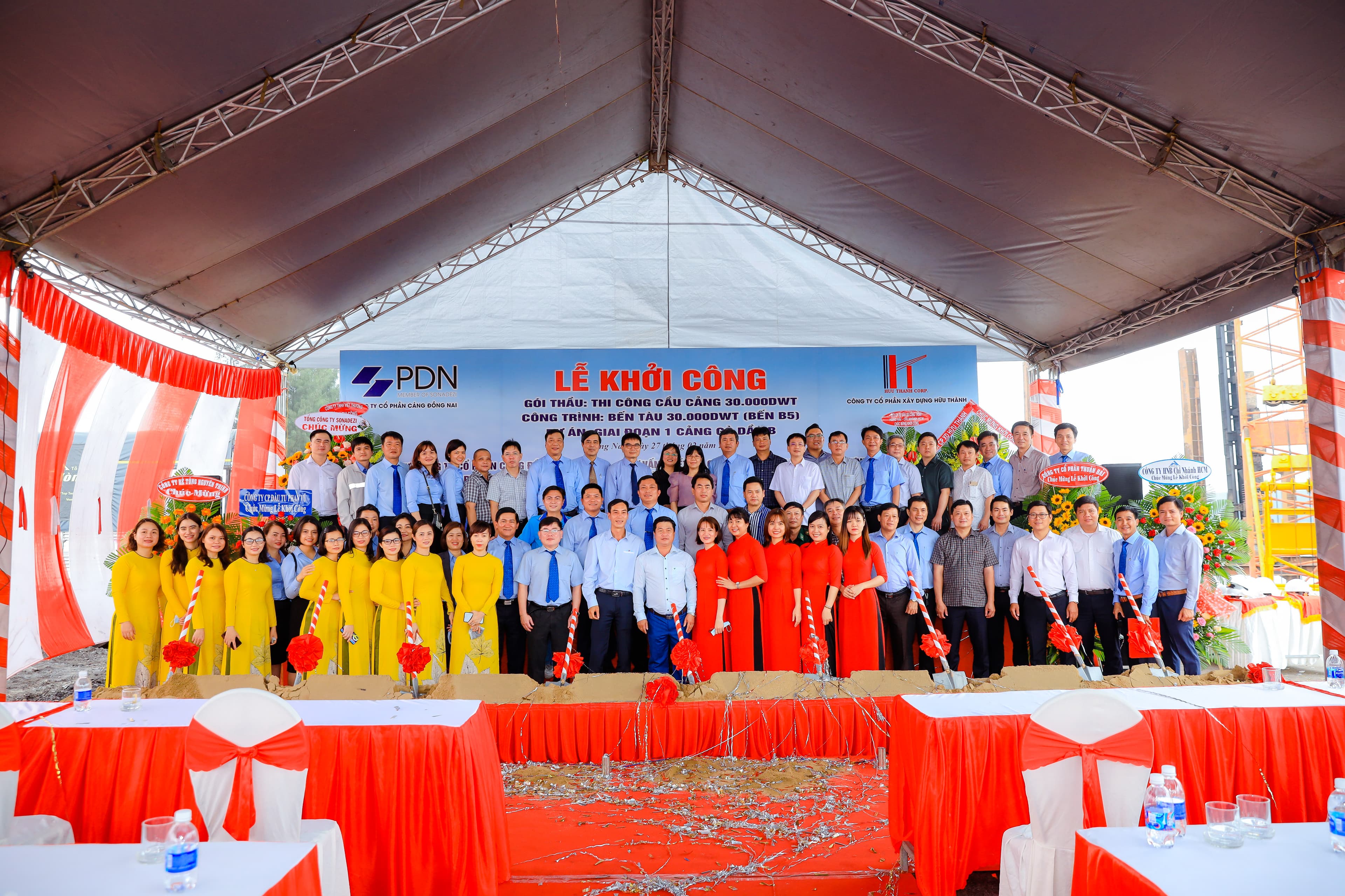 Tập thể Hữu Thành tại lễ khởi công công trình Bến tàu 30.000DWT